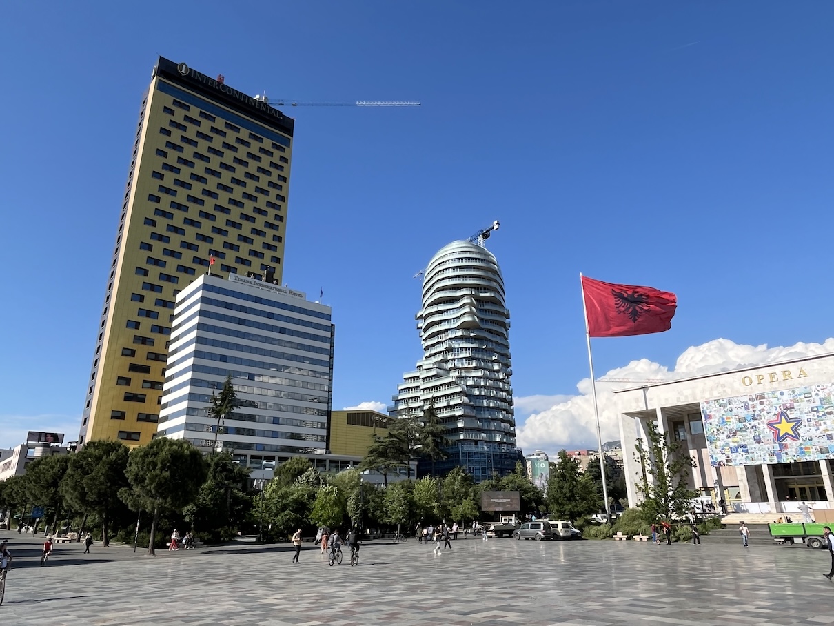 À Tirana, l'immeuble Tirana's Rock dessine le visage du héros national Skanderbeg - Photo JFR