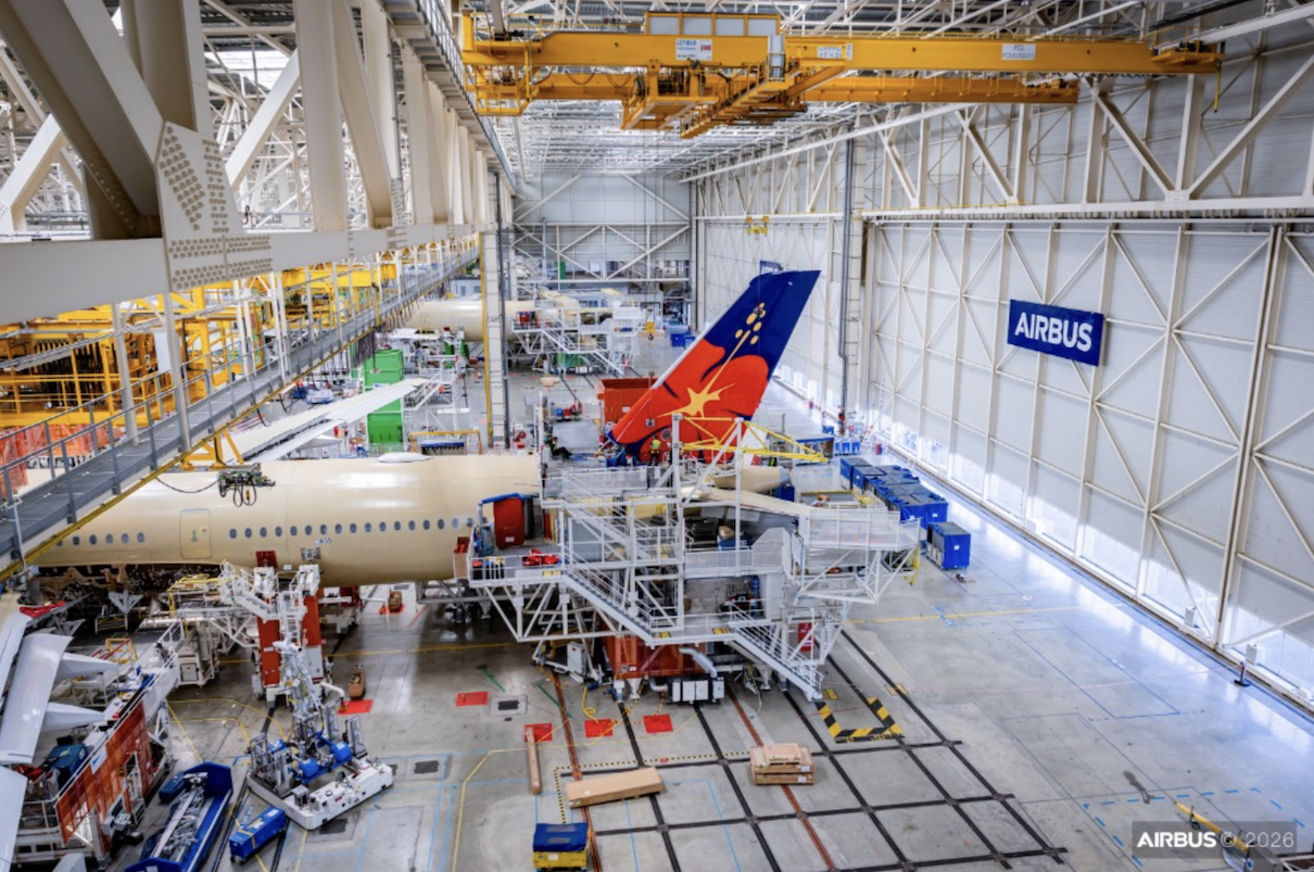 La dérive du premier A350-900 d’Aircalin, peinte aux nouvelles couleurs de la compagnie à la station 40 de la FAL Airbus à Toulouse-Blagnac - Photo : Airbus/Aircalin