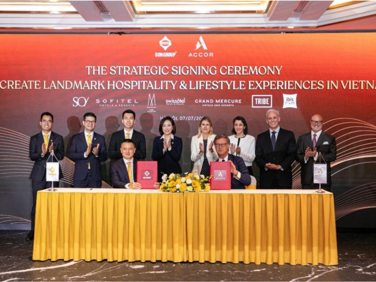 Sébastien Bazin, PDG d'Accor, et Dang Minh Truong, président du conseil d'administration de Sun Group, lors de la signature de l'accord à Hanoï - Photo : Accor
