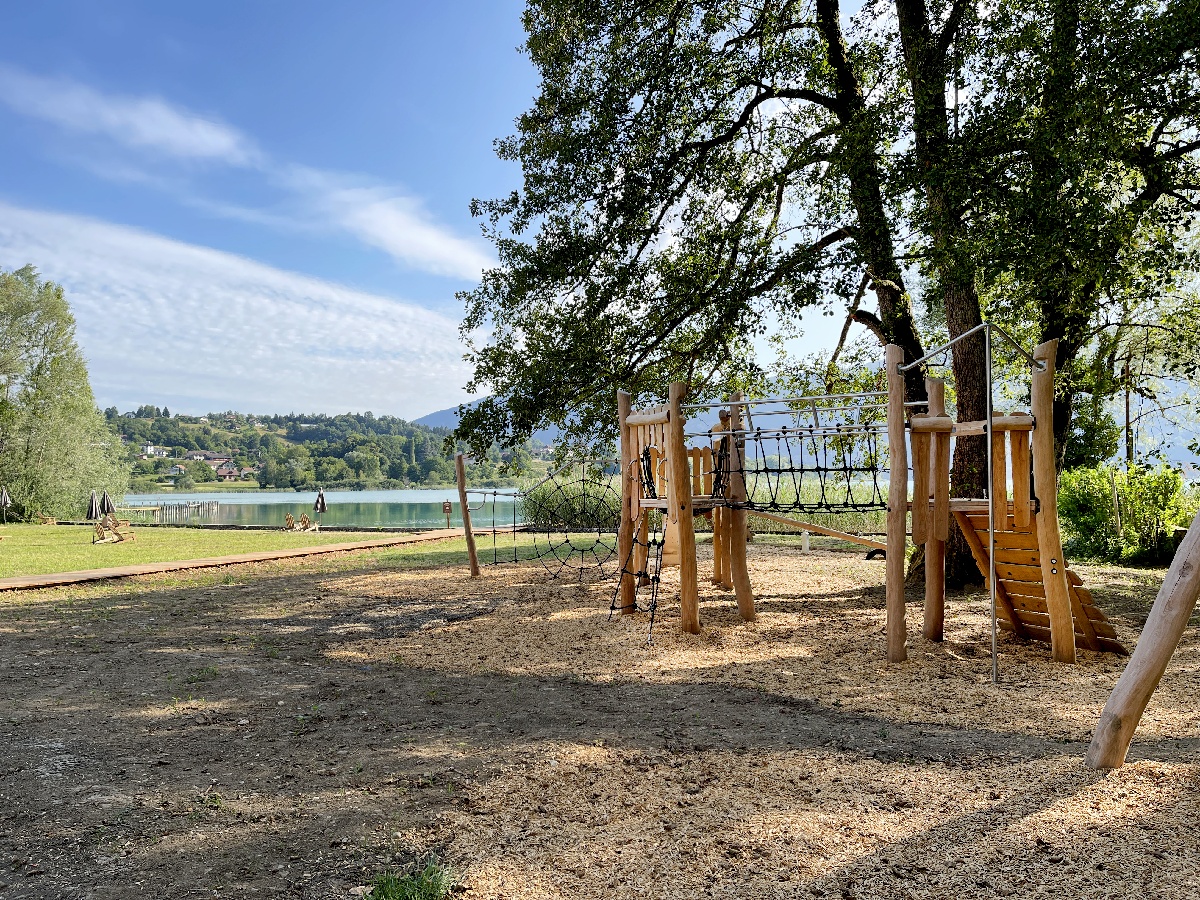 Les jeux pour enfants situés dans un espace ombragé - Photo Huttopia