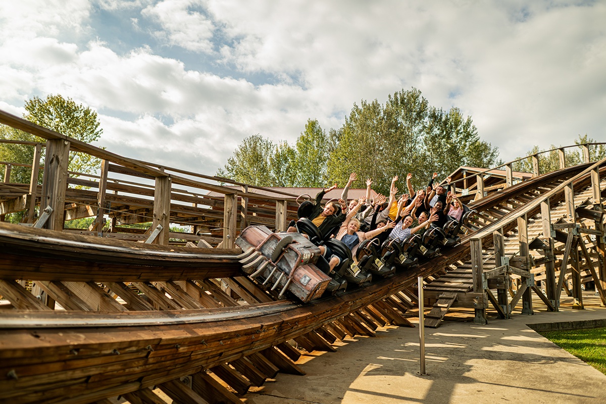 A Walibi, une grande fan de parcs d'attractions a réalisé le pari complètement fou de faire 519 tours de montagnes russes en 24h - Photo : Walibi Rhône-Alpes, Benoit Gillardeau
