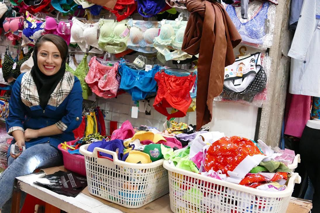 Comme beaucoup de ses congénères, cette jeune vendeuse du bazar de Chiraz prend quelques  libertés avec les codes vestimentaires islamiques - Photo Bernard Moulin