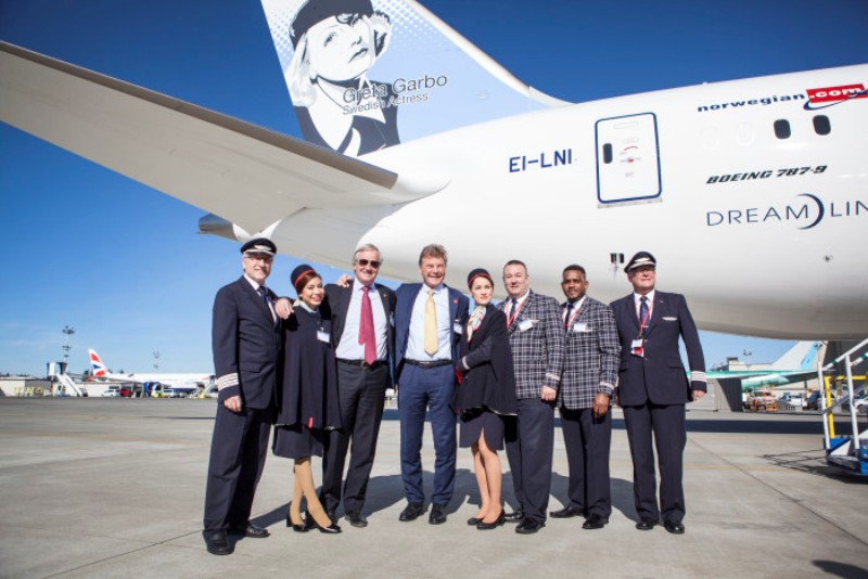 Bjørn Kjos le PDG fondateur de Norwegian, entouré de ses équipes devant l'un de ses Boeing Dreamliner- DR Norwegian.