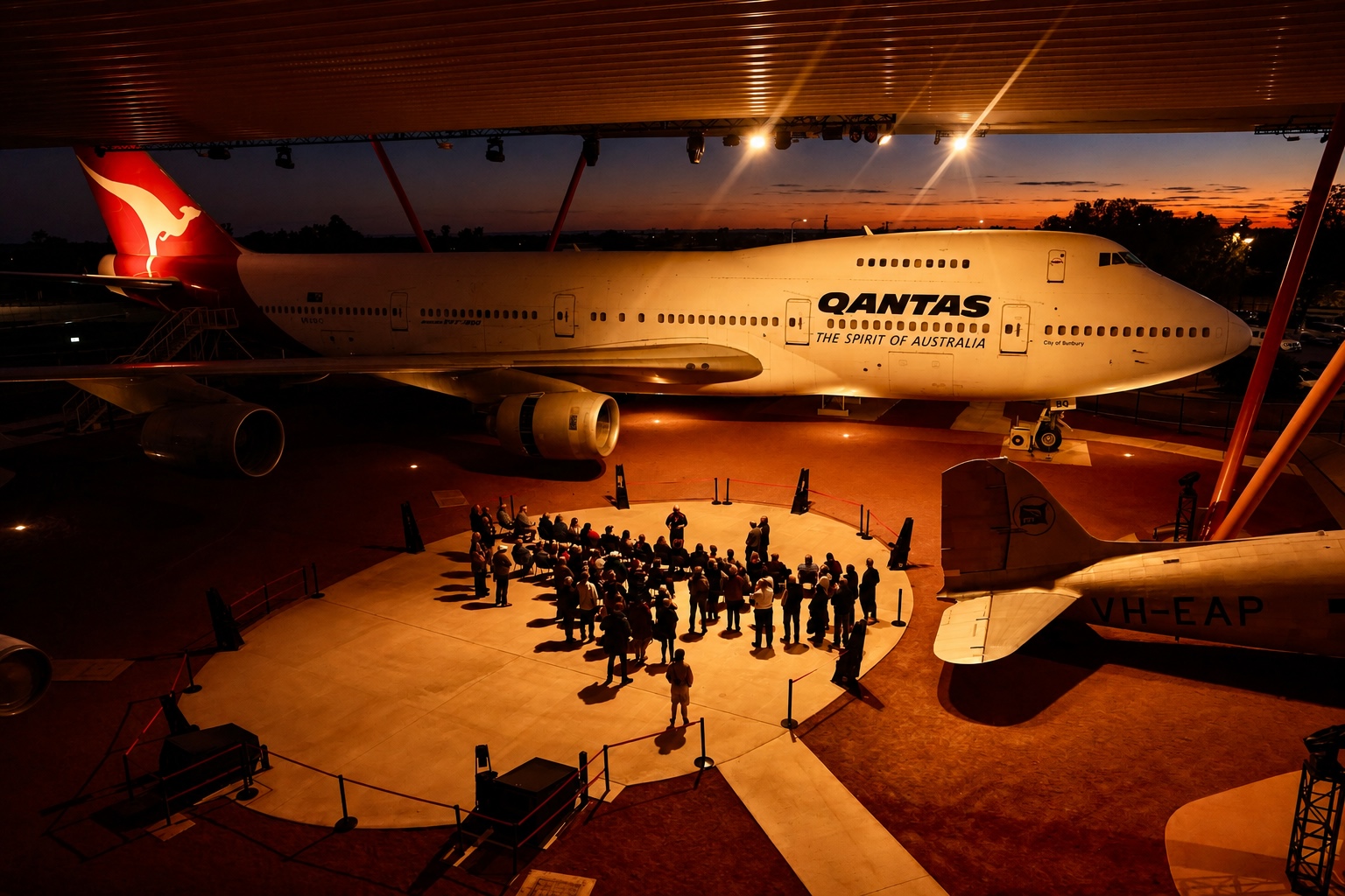 À Longreach, le Qantas Founders Museum raconte l’histoire de la compagnie née dans l’Outback australien. À la tombée du jour, le Boeing 747 prend une tout autre dimension sous les lumières du musée.Photo : © Sébastien Cros / WeTravelAustralia™