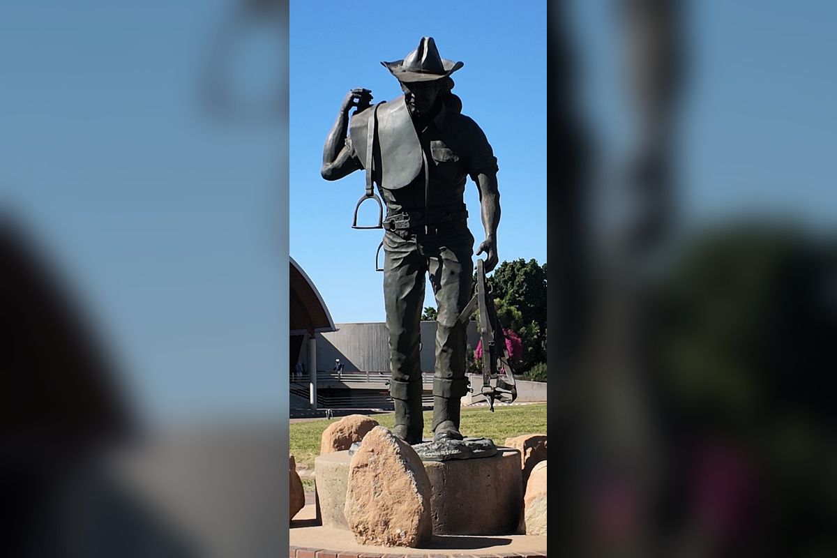 À Longreach, le Stockman veille. Une figure emblématique de ces hommes et femmes qui ont façonné l’Outback australien, à cheval et au rythme du bush.© Sébastien Cros / WeTravelAustralia™