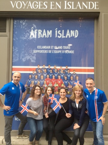 La vitrine de l'agence Island Tours affiche la photo officielle de l'équipe d'Islande de football - Photo : Island Tours La vitrine de l'agence Island Tours affiche la photo officielle de l'équipe d'Islande de football - Photo : Island Tours