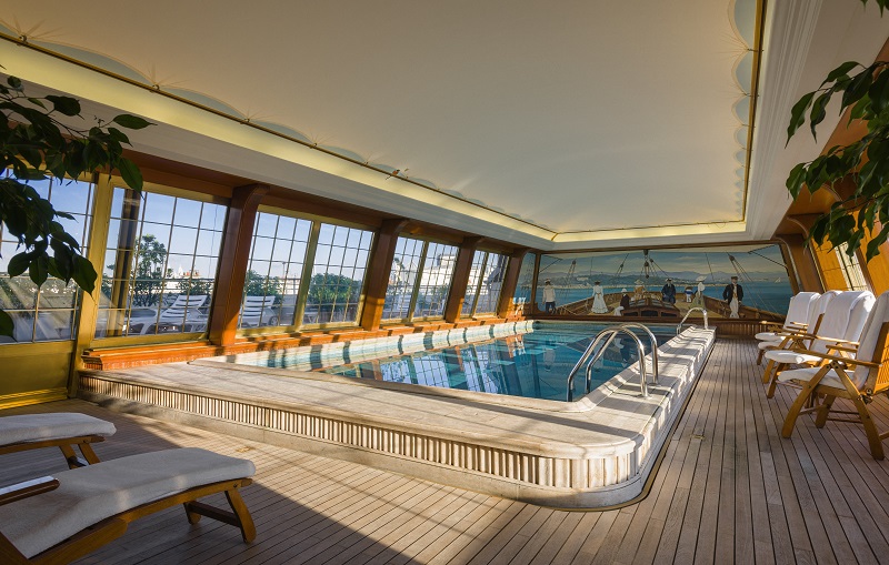 When it comes to swimming pools, our favorite is at Le Bristol with its “luxury yacht” ambiance and its opening on a solarium that provides a unique view onto the capital. - Photo Bristol