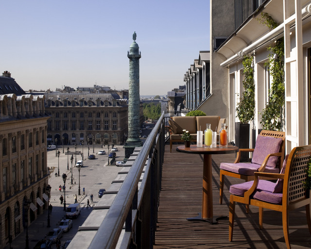 The cheapest facility observe on the studied period is the Paris Hyatt Vendôme. The rates of the Parisian Palaces depend on the period - Paris Hyatt Vendôme