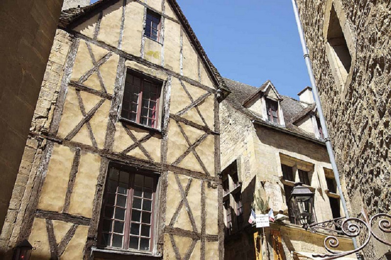 Sarlat, ses ruelles tortueuses, ses passages voûtés, ses hôtels particuliers, ses fenêtres sculptées… le tout dominé par la pierre ocre des façades et les toits couverts de tuiles et de lauzes - DR : Mathieu Anglada, OT Sarlat Périgord Noir