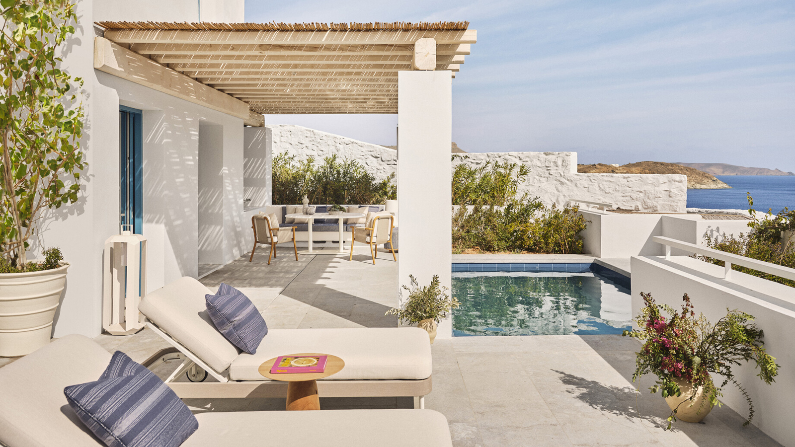 Le Four Seasons Hotel Mykonos est installé au-dessus de la baie de Kalo Livadi, sur six hectares à flanc de falaise - Photo : Four Seasons