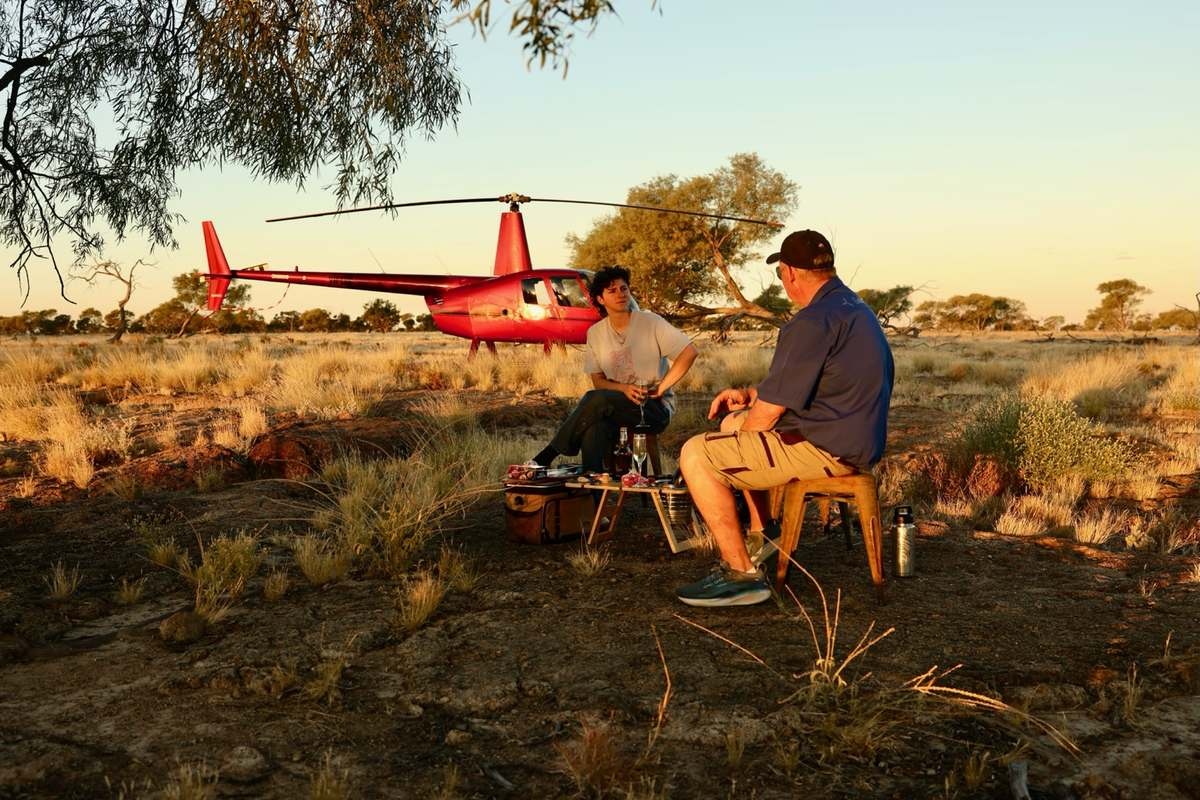 Dans l’Outback, l’expérience peut aussi prendre une dimension plus exclusive : survol et coucher de soleil au cœur des grands espaces - Photo : Sébastien Cros / WeTravelAustralia