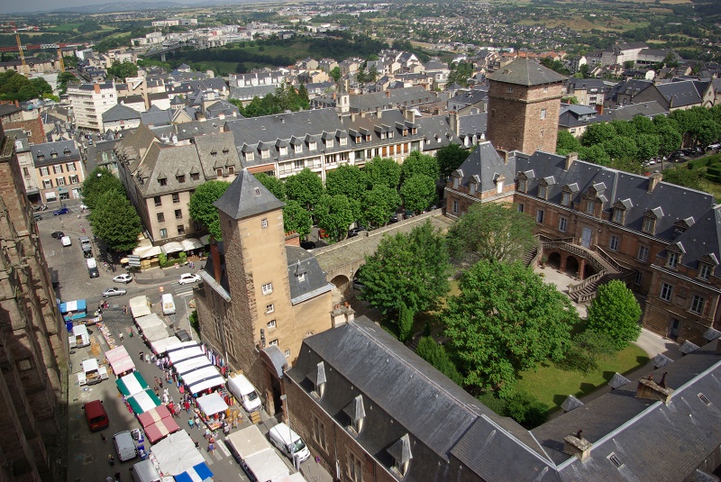 Le visiteur découvre un centre-ville de grès rose et d’ardoises, le ventricule vif et serré d’une cité au caractère plus auvergnat que méridional - DR