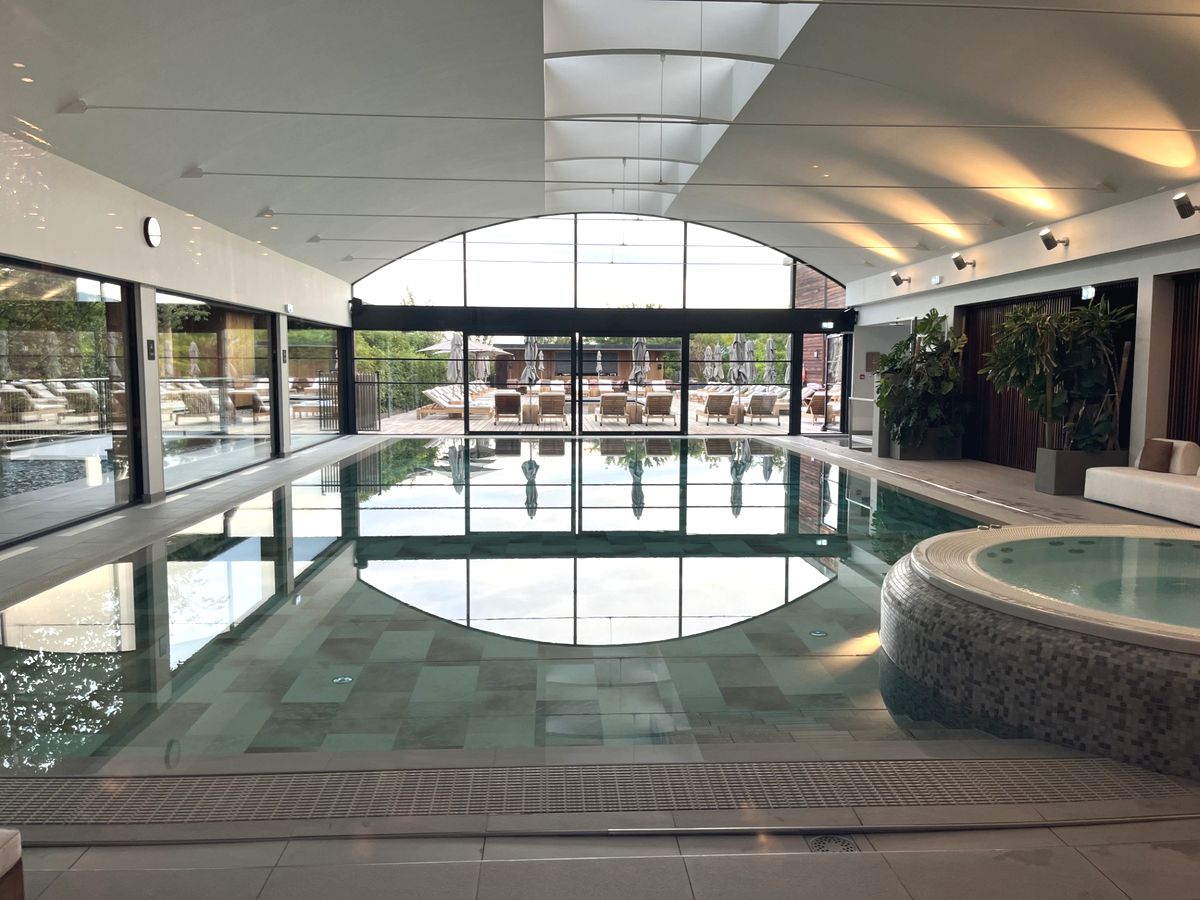 La piscine intérieure du Jiva Hill, vue depuis le bar - Photo :  PB