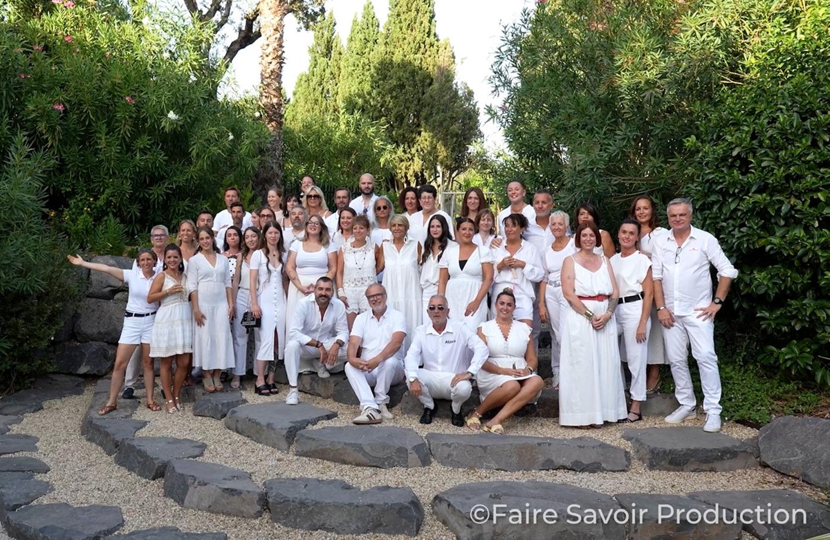 Ellipse Voyage intègre une nouvelle agence et atteint 12 points de vente ! Sur la photo toute l'équipe d'Ellipse Voyage et les partenaires fournisseurs  - Photo Faire Savoir Production