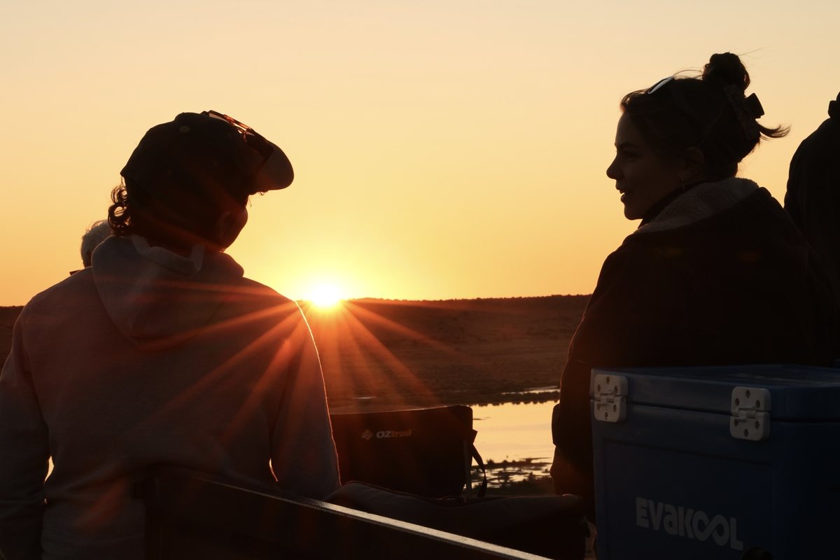 Sur la route, au coucher du soleil : au fil des rencontres, les femmes de l’Outback ont fini par changer ma manière de regarder ce territoire - Photo : Sébastien Cros, WeTravelAustralia