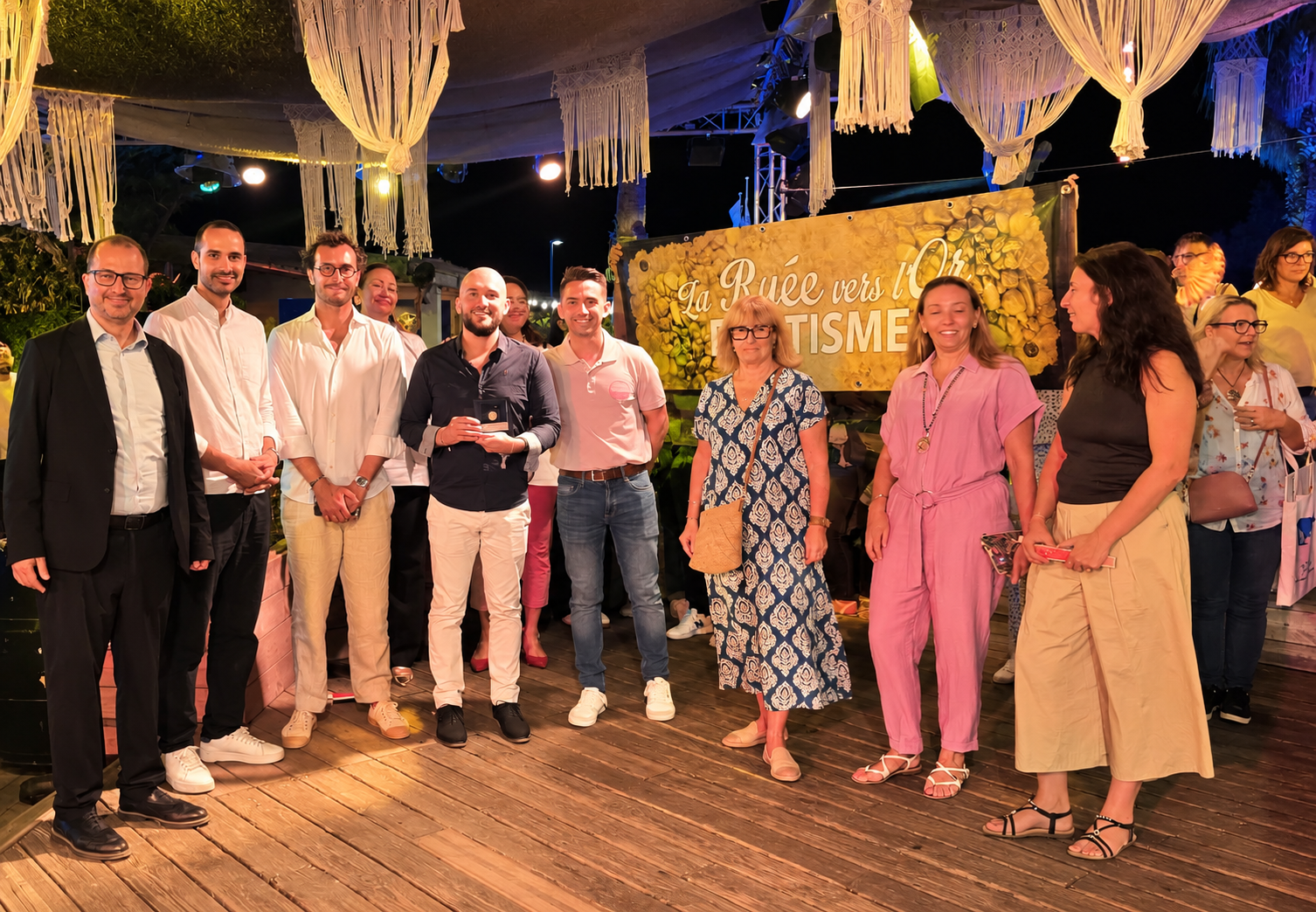 Guillaume au centre a remporté la Ruée vers l'Or 2026. Il est entouré de Julien Cisneros et des partenaires de l'opération - Photo CE