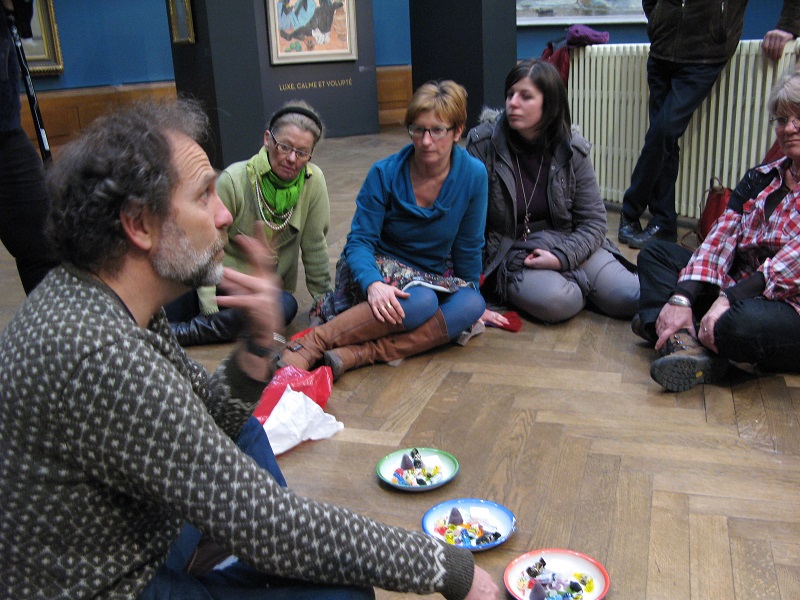 Un exercice consiste à commenter un tableau à l'aide de sept bonbons : s'ils sont en premier lieu interloqués, les stagiaires s'amusent rapidement à comparer les couleurs, les textures, les goûts, les formes des friandises avec certains éléments de la peinture - DR : TAMS Consultants Un exercice consiste à commenter un tableau à l'aide de sept bonbons : s'ils sont en premier lieu interloqués, les stagiaires s'amusent rapidement à comparer les couleurs, les textures, les goûts, les formes des friandises avec certains éléments de la peinture - DR : TAMS Consultants