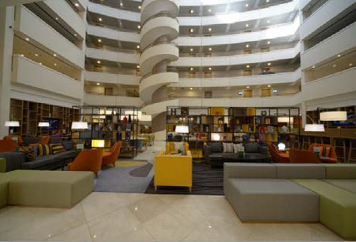 Le Holiday Inn de Moscou accueille le nouveau concept de lobby construit comme un atrium - Photo : IHG