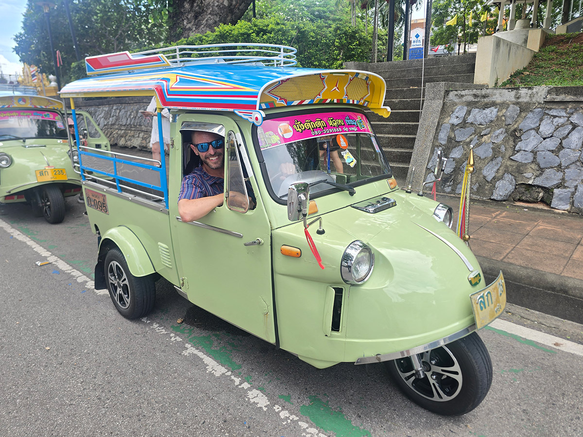 Bram Van den Bossche, Production Manager chez Easia Travel, à bord d’un « frog tuk-tuk » à Trang, dans le sud de la Thaïlande. © Easia Travel