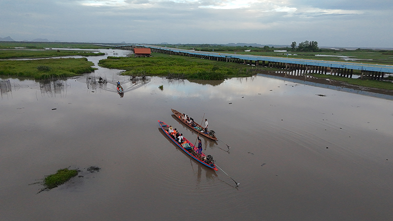 Les deux embarcations des équipes d’inspection d’Easia Travel sur le lac Thale Noi. © Easia Travel