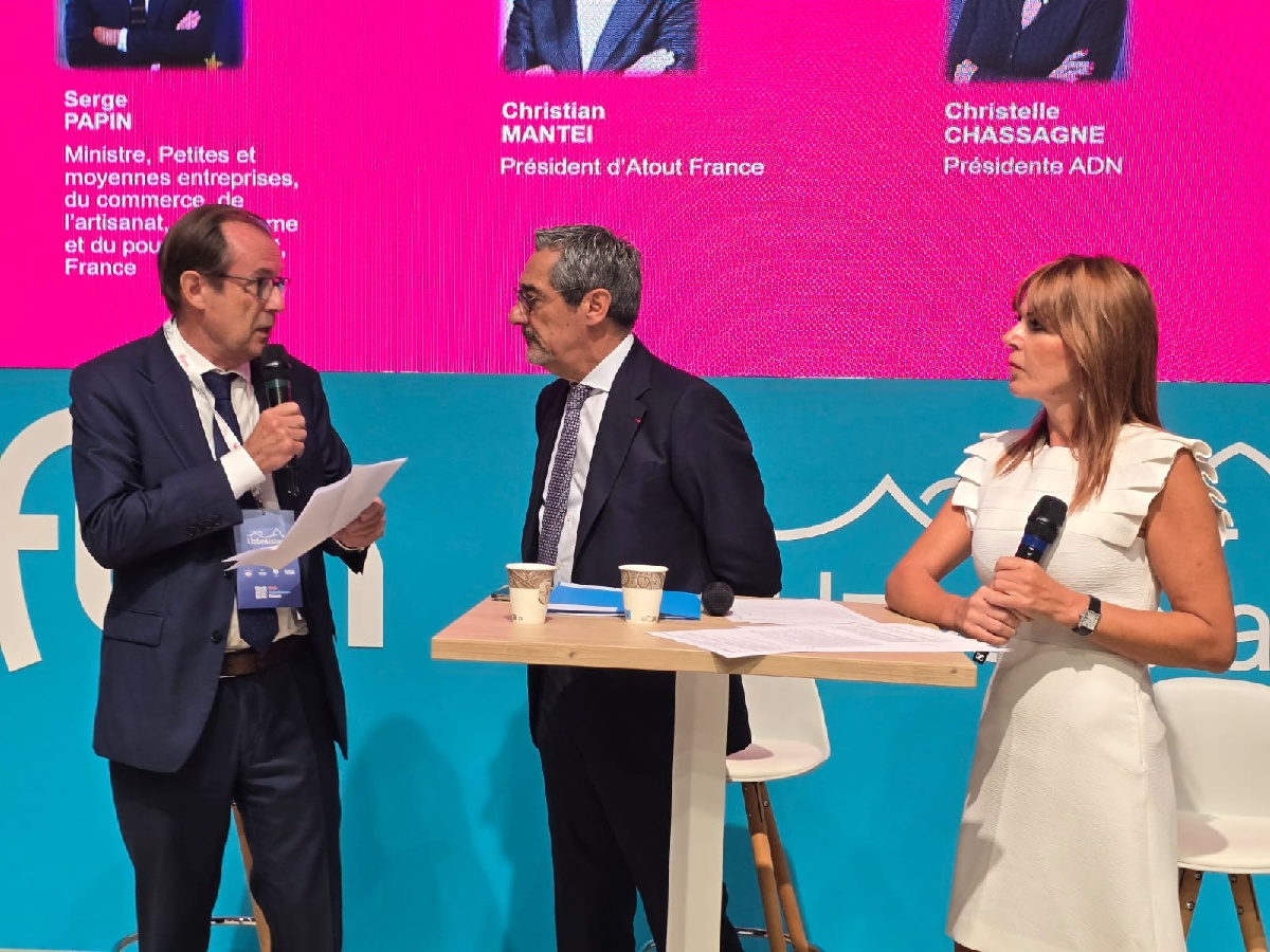 Christian Mantei, président d'Atout France), Serge Papin, Ministre du Tourisme et Christelle Chassagne, présidente d'ADN Tourisme dressent le bilan touristique de l'été - Photo CE