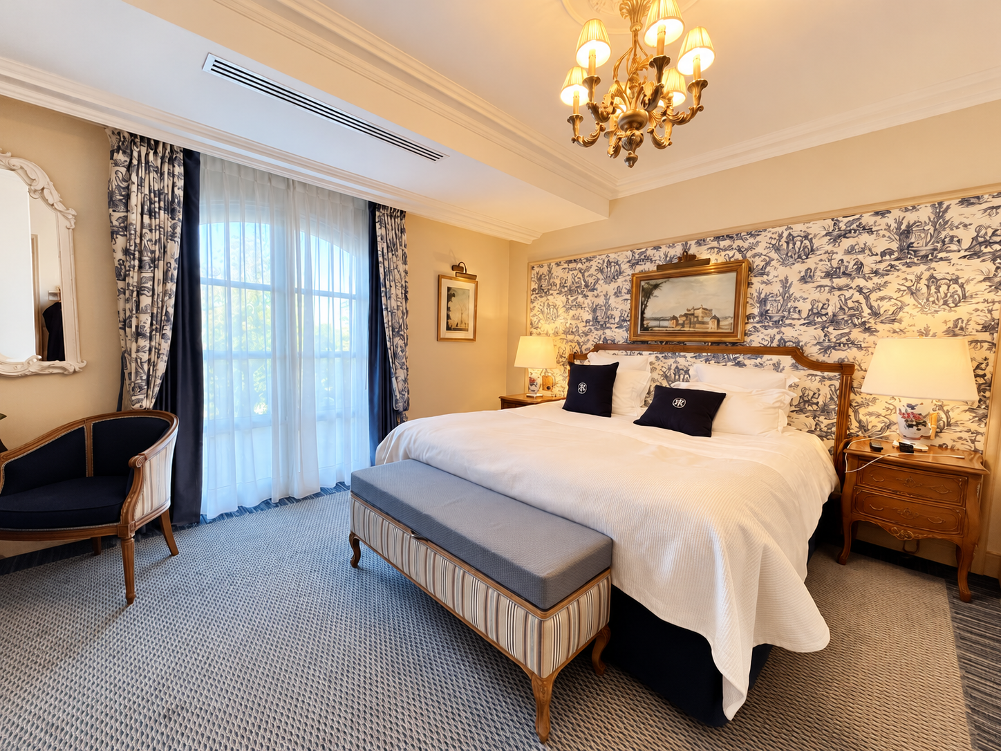 Dans les chambres de l'Auberge du Jeu de Paume, l'élégance de la toile de Jouy - Photo : PB