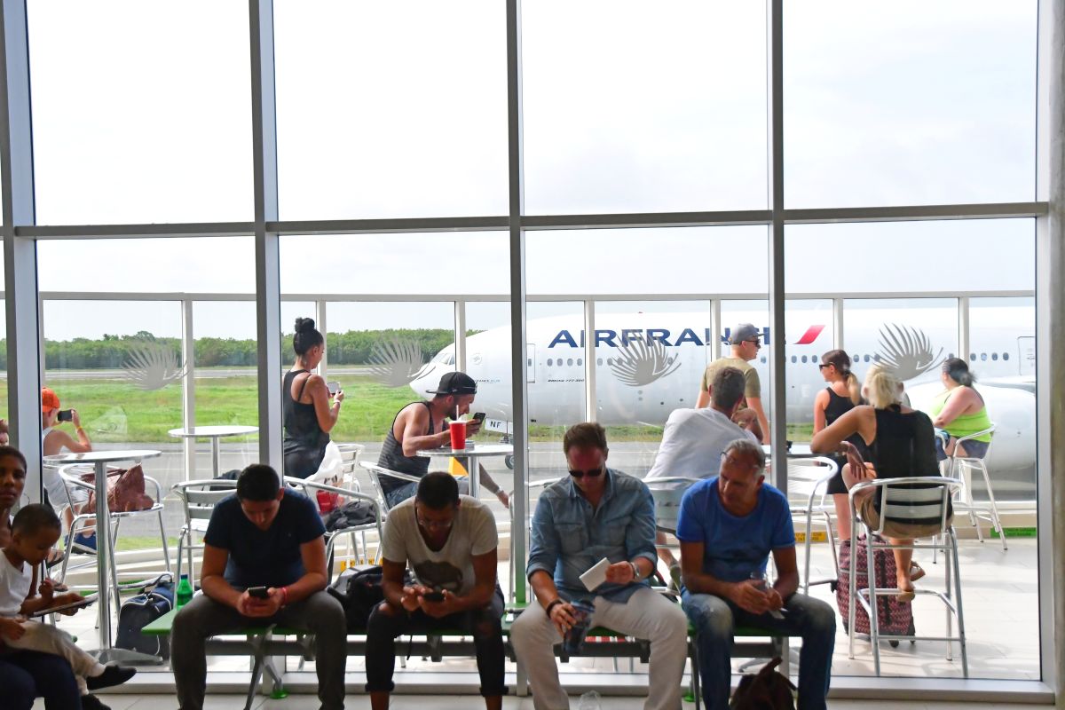 Un avion d'Air France à l'aéroport de Punta Cana.La compagnie fait son grand retour en République Dominicaine à partir du 30 novembre prochain. Credit : Depositphotos. Packshot