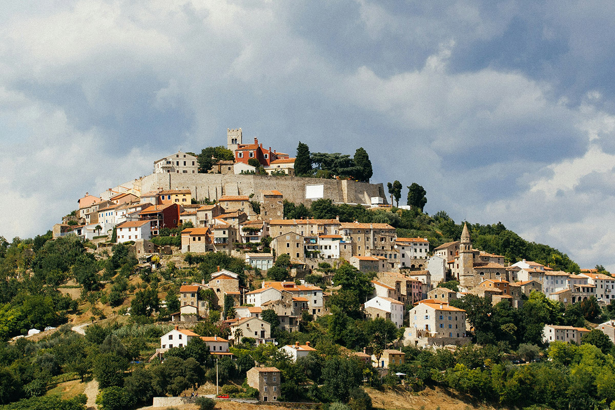 Village de Motovun © Unsplash - Elimende Inagella