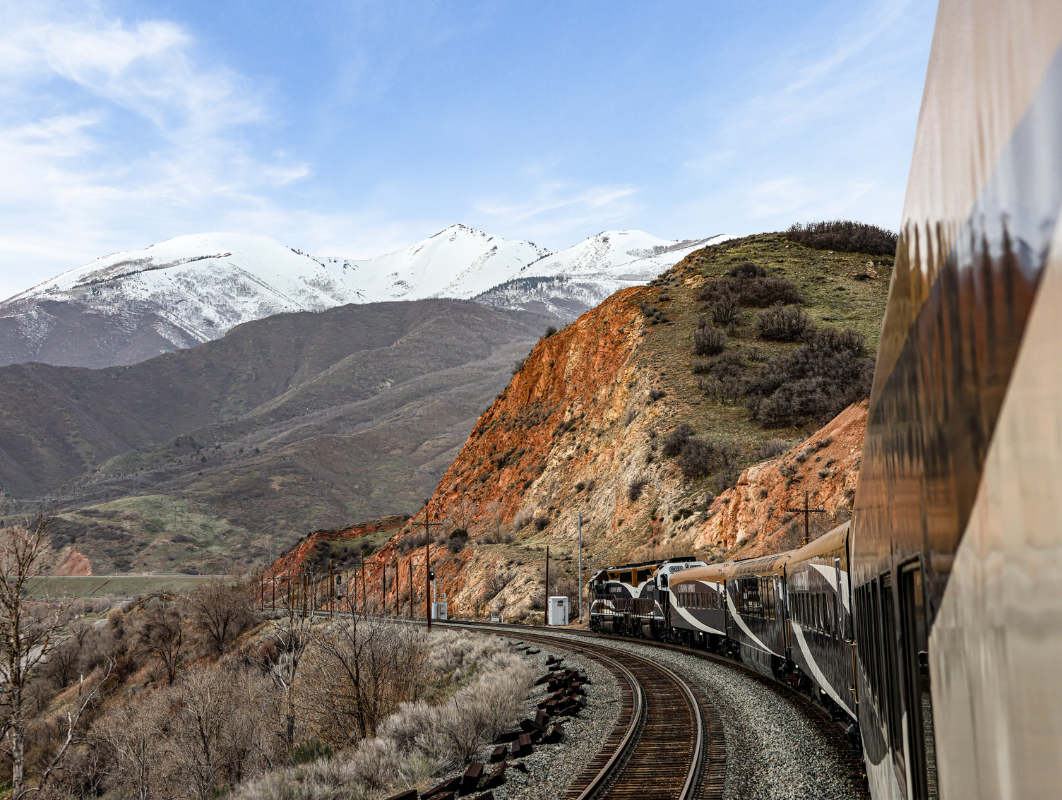 Parti de Denver (Colorado), le train de luxe Canyon Spirit traverse le canyon de Spanish Fork, avant d'arriver à destination à Salt Lake City (Utah) - Photo : Brand USA