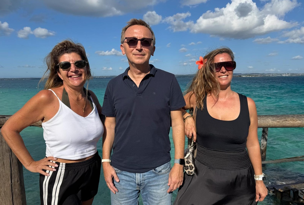 Sébastien Mano, entouré de Séverine Vitale (service réservation) et Sandy Daubec (commerciale IDF/Normandie) à Zanzibar, à l'occasion du premier éductour dédié au Club Jet tours Anaya et au Kappa Senses Zanzibar - Photo : AB