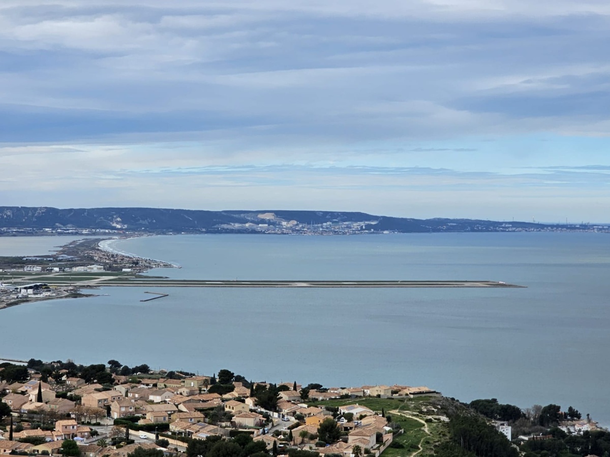 La Direction générale de l'Aviation civile (DGAC) a demandé aux compagnies aériennes de réduire leur programme de vols à Paris - CDG et Marseille - Photo piste de l'aéroport de Marseille - Provence CE