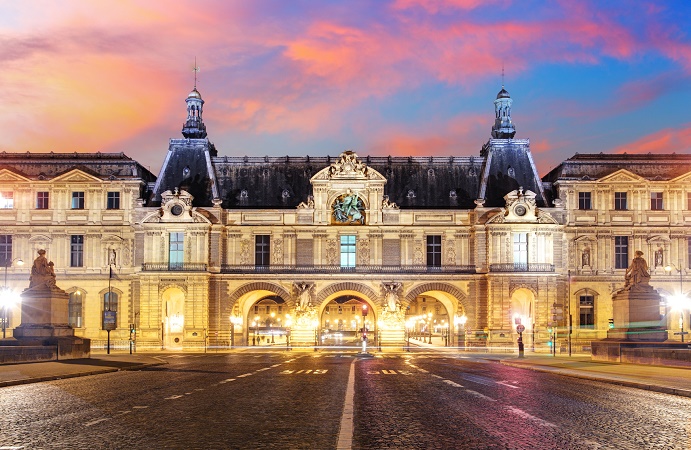 Les opérateurs devront désormais obligatoire faire appel à des guides-conférenciers professionnels pour mener des visites guidées dans les musées et monuments historiques de France - Photo : TTstudio - Fotolia.com