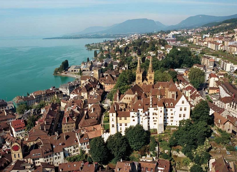 Neuchâtel offre un tissu urbain à double facette : d’un côté, un noyau médiéval et Renaissance avec rues étroites et façades ocres ; de l’autre, une ville aérée plus moderne, tournée vers le lac et jalonnée de demeures qui soulignent la prospérité de cet ancien foyer mondain - DR : Neuchatel Tourisme.ch