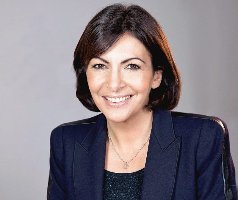 Anne Hidalgo veut purement et simplement remplacer les anciens kiosques à journaux, conçus par Gabriel Davout, un architecte qui participait au projet du baron Haussmann afin de faire de Paris une ville unique - Crédit Photo : Carole Bellaiche (Facebook) Anne Hidalgo veut purement et simplement remplacer les anciens kiosques à journaux, conçus par Gabriel Davout, un architecte qui participait au projet du baron Haussmann afin de faire de Paris une ville unique - Crédit Photo : Carole Bellaiche (Facebook)