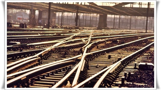 La dématérialisation des titres de transport de la SNCF est presque aussi tortueuse que cette voie de chemin de fer...