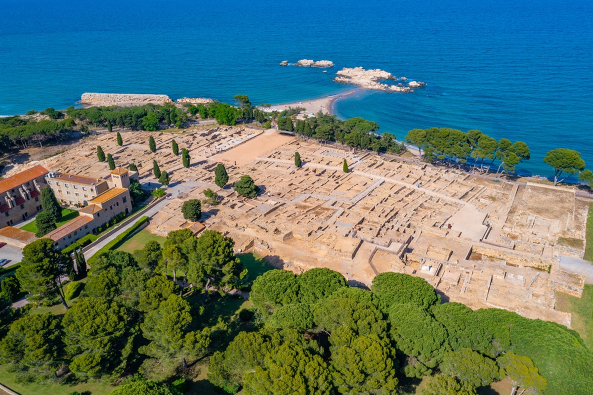 Selon Skyscanner, en 2027, les voyageurs devraient être davantage attirés par les sites antiques, les itinéraires historiques et les lieux popularisés par le cinéma. @depositphotos/Dudlajzov