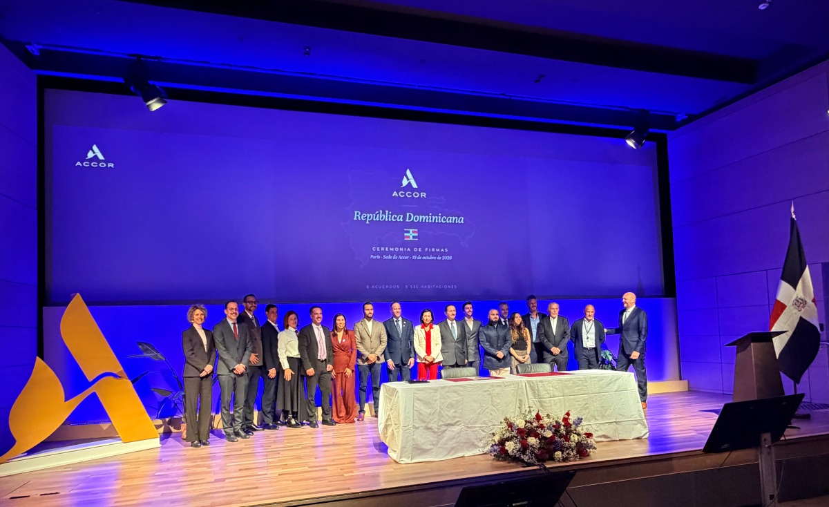 Les officiels du groupe Accor et les représentants de la République Dominicaine hier à Paris, au siège d'Accor - Photo : C. Hardin