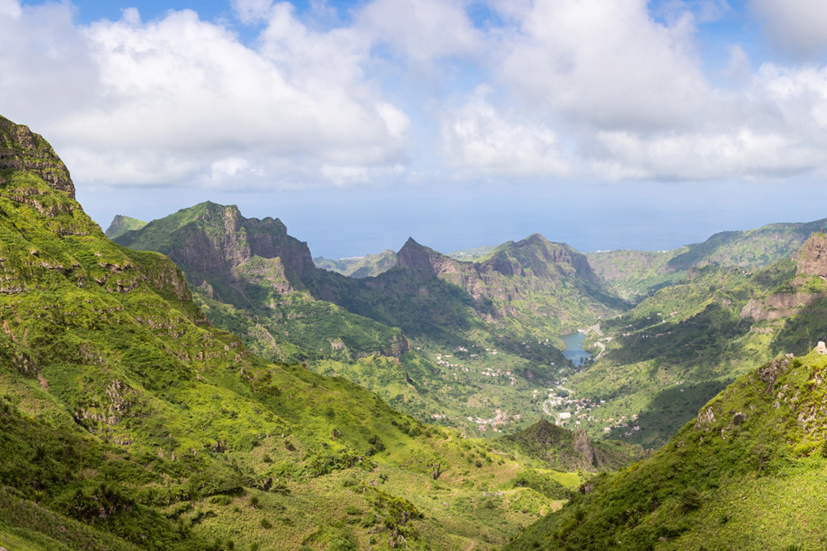Selon l'Instituto Nacional de Estatística, 2025, le Cap-Vert a battu un record historique en accueillant plus de 1,24 million de visiteurs étrangers, soit une hausse de 6 % par rapport à 2024 © Depositphotos / sam741002