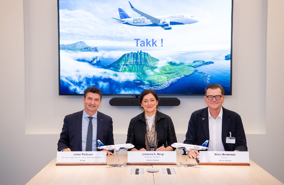Johan Pelissier (Airbus), Johanna A. Bergi (CEO Atlantic Airways) et Niels Mortensen (Chairman Atlantic Airways) - Photo Atlantic Airways