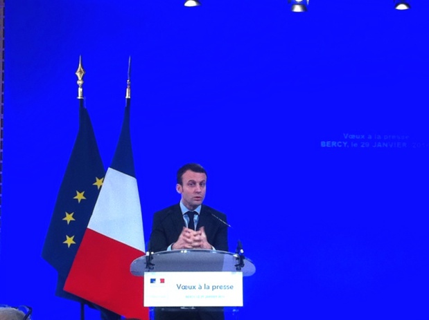 Emmanuel Macron a pris le temps d'écouter les doléances des professionnels suite aux attentats. DR - LAC Emmanuel Macron a pris le temps d'écouter les doléances des professionnels suite aux attentats. DR - LAC