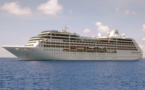 Nice : le Pacific Princess heurte une digue dans le port