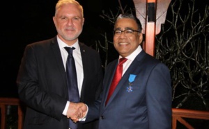 Air Mauritius : D. Payen reçoit l'insigne de chevalier de l'ordre national du Mérite