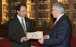 Philippe François reçoit les Palmes académiques