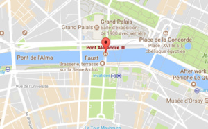 Paris : un bus de tourisme s'encastre sous le pont Alexandre III