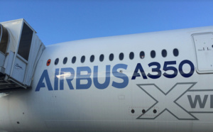 French Blue pose son premier A350 à La Réunion