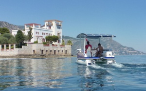 Les bateaux de location solaire en mer voguent vers les Palmes du tourisme durable