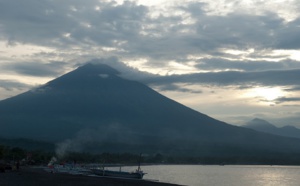 A Bali, le Mont Agung menace d'entrer en éruption