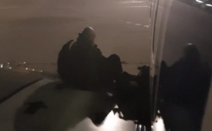 Ryanair (Vidéo) : excédé un passager monte sur l'aile d'un avion