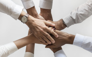 La case de l’Oncle Dom : le pavillon noir flotte sur la marmite... gamelles en prévision ? La case de l’Oncle Dom : le pavillon noir flotte sur la marmite... gamelles en prévision ?