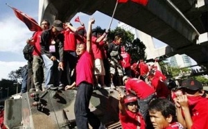 Bangkok : l'armée a délogé les «chemises rouges», couvre-feu prévu